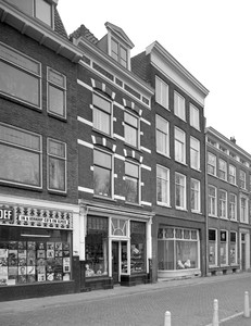 67693 Gezicht op de voorgevels van de winkelwoonhuizen Oudegracht 308 (links van het midden)-310 te Utrecht.